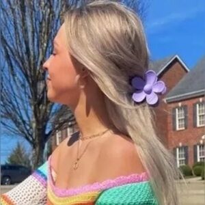 ♥️ FREE with any purchase 🙏🏽 NWT ⚜️💜⚜️ Flower hair claw clip